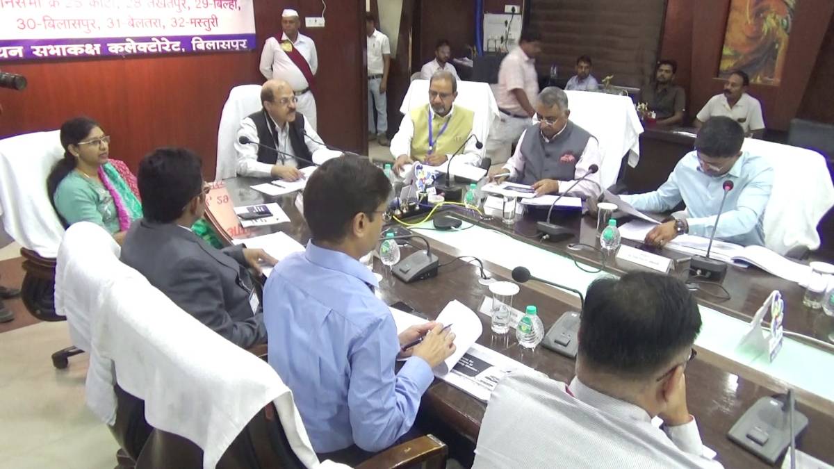 CG ELECTION 2023 : विशेष प्रेक्षकों और मुख्य निर्वाचन पदाधिकारी ने निर्वाचन की तैयारियों का लिया जायजा, मतदान केंद्रों पर सभी व्यवस्थाएं सुनिश्चित करने के दिए निर्देश