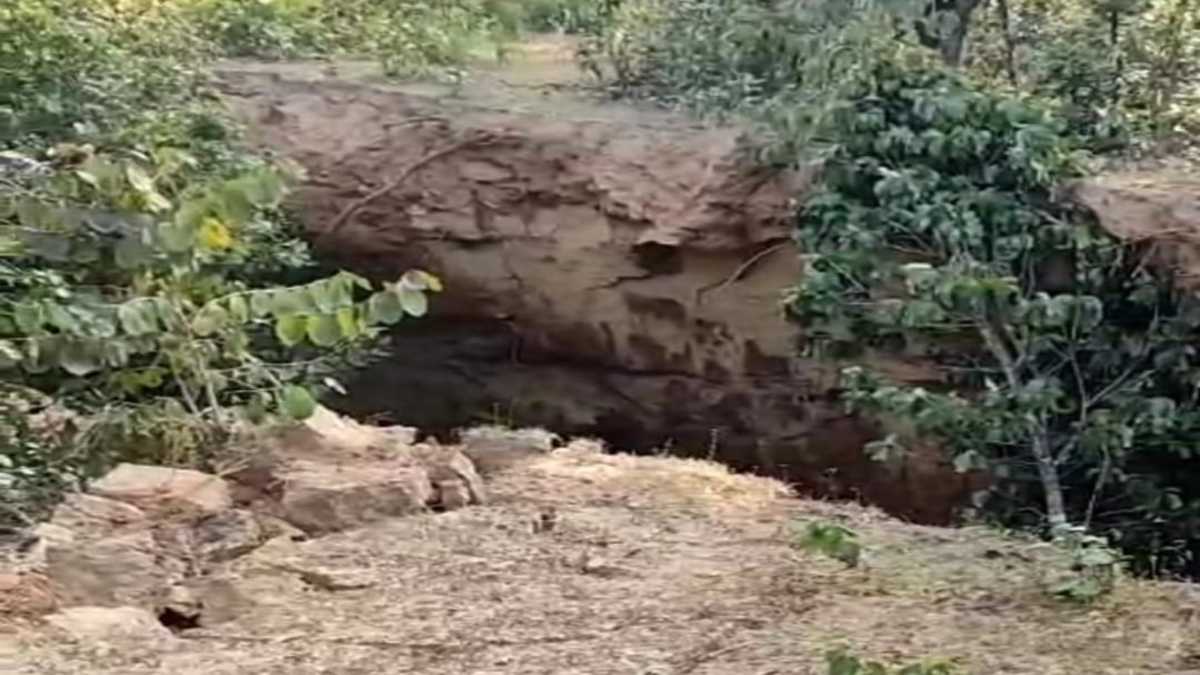 कोयला खदान क्षेत्र में करीब एक एकड़ जमीन धंसी, दहशत में लोग, प्रबंधन की अनदेखी से मंडरा रहा बड़े हादसे का खतरा