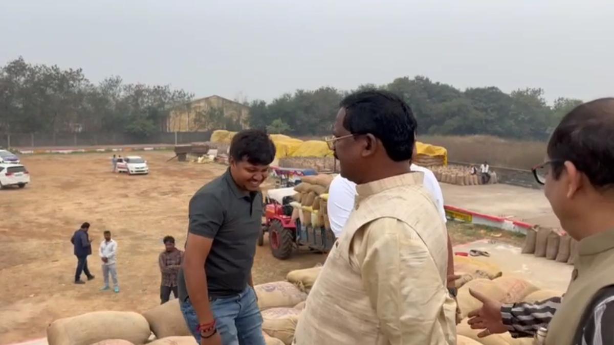 प्रदेश में बदला मौसम का मिजाज : खाद्य मंत्री अमरजीत भगत पहुंचे धान खरीदी केंद्र, रखरखाव और सुरक्षा को लेकर दिए आवश्यक दिशा निर्देश …