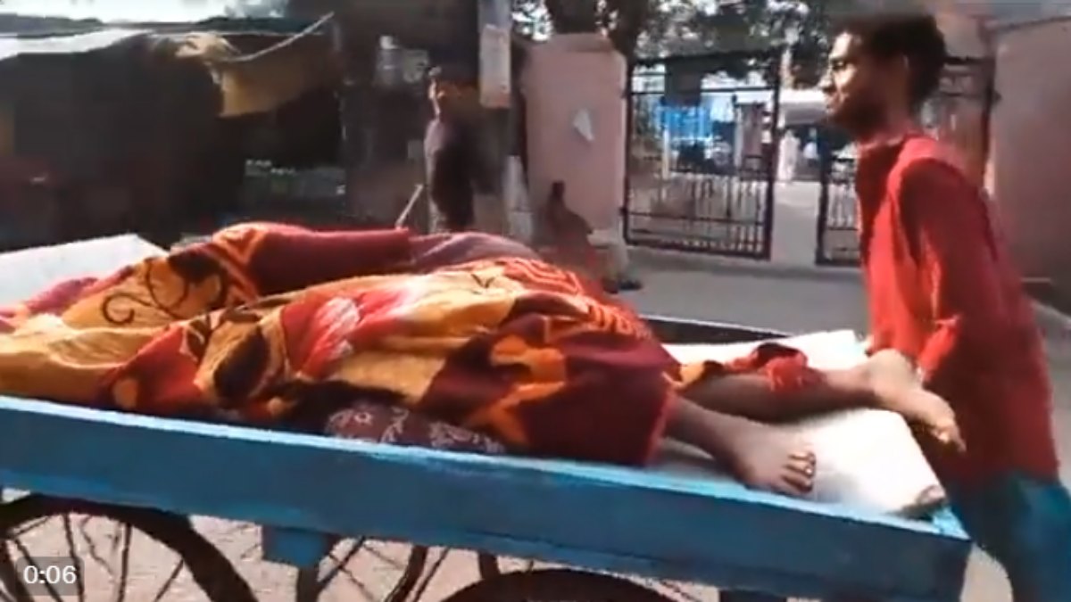 स्वास्थ्य व्यवस्था बदहाल : कई बार फाेन करने के बाद नहीं आई एंबुलेंस, घरवाले ठेले पर ही मरीज को ले गए अस्पताल, Video वायरल