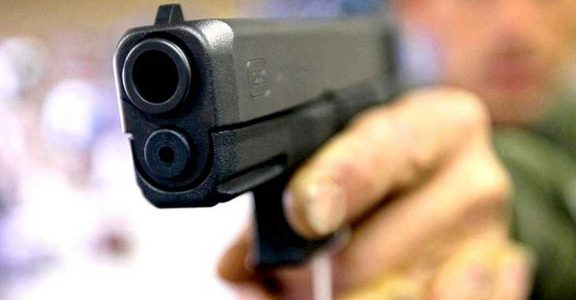 अलीगढ़: स्कूल में बंदूक ले जाने पर प्रभारी प्रधानाध्यापक और सहायक अध्यापक निलंबित, जानिए क्या है मामला