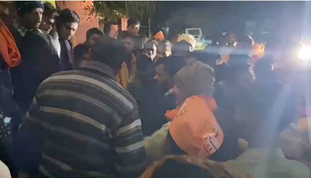 चाय से ज्यादा गरम केतलीः विधायक के सामने उनके कार्यकर्ता ने युवक को मारा चाटा, FIR, देखें वीडियो
