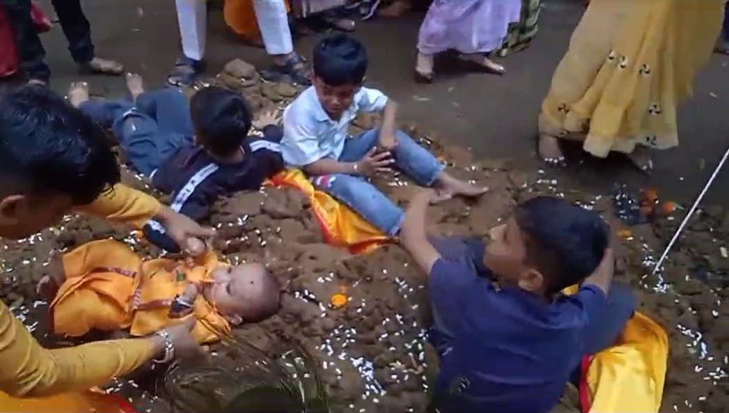 अन्नकूट और गोवर्धन पूजाः गाय के गोबर से गोवर्धन की आकृति बनाकर गवली समाज ने की पूजा-अर्चना