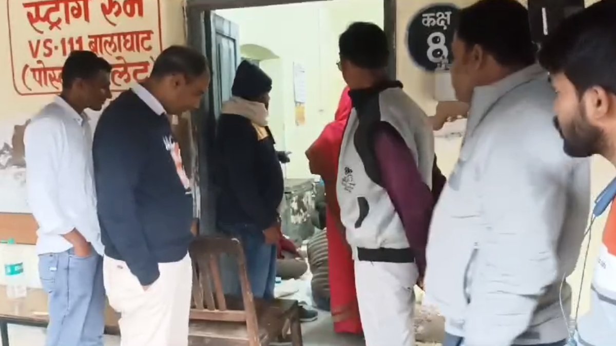 समर्थकों के साथ कांग्रेस प्रत्याशी पहुंचे स्ट्रांग रूम, कन्फ्यूजन को लेकर मचा बवाल, जानें मामला…