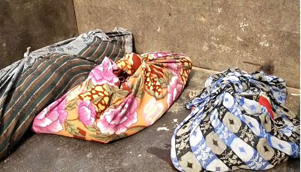 दिल दहलाने वाली घटना: महिला ने दो मासूम बच्चों के साथ ट्रेन के सामने कूदकर कर ली आत्महत्या