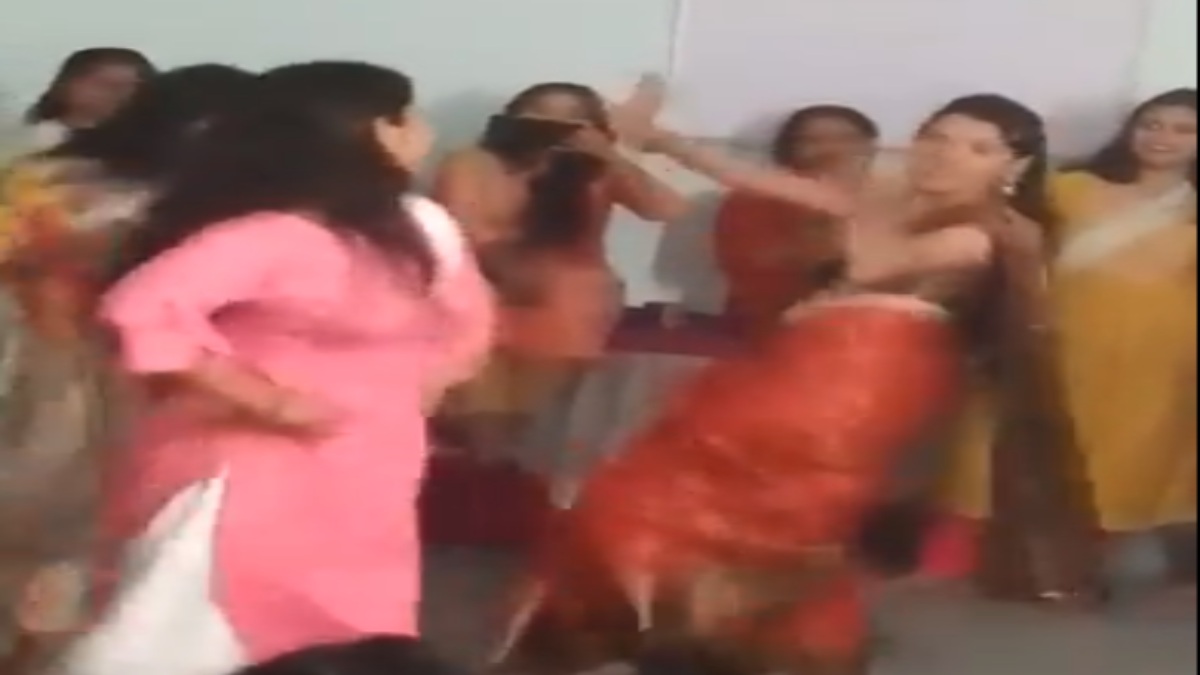 कमरिया गोले गोले राजा जी… महिला टीचरों ने भोजपुरी गाने पर खूब लगाए ठुमके, सोशल मीडिया पर Video वायरल