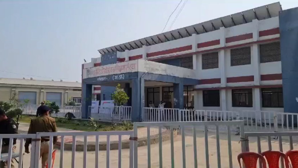 स्ट्रांग रूम का डिस्प्ले बंदः 50 मिनट तक CCTV कैमरे रहे बंद, सूचना मिलते ही प्रशासनिक अधिकारी पहुंचे