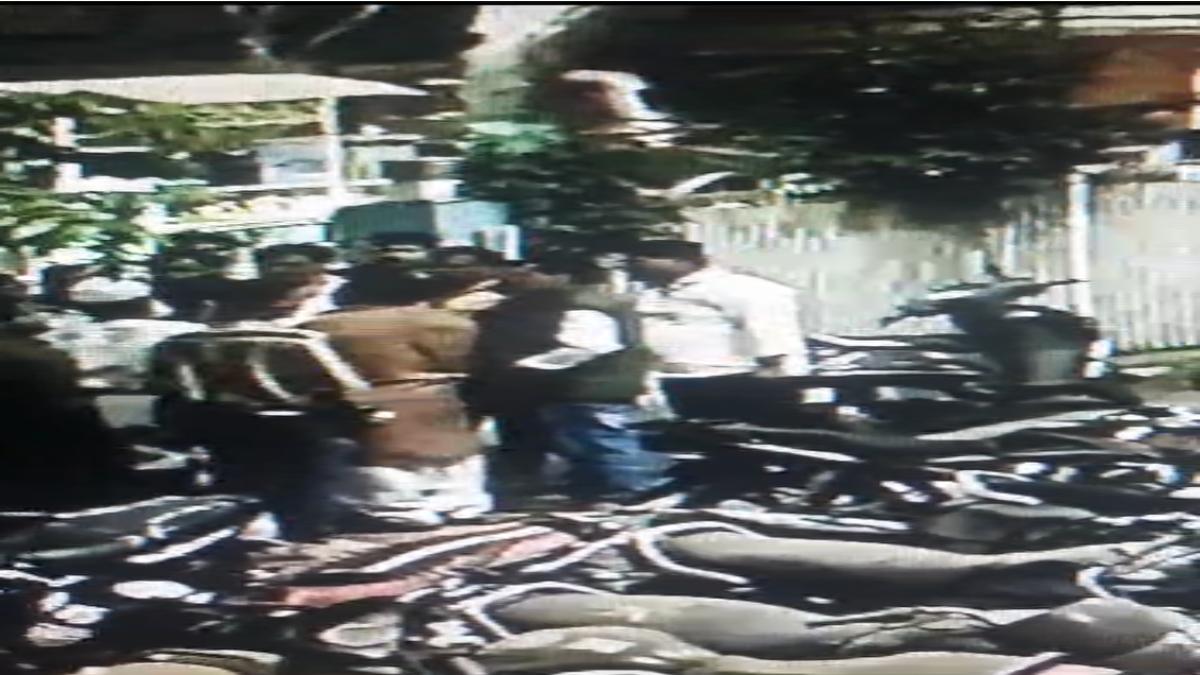 निर्दलीय विधानसभा प्रत्याशी की जमकर पिटाईः थाने में घुसकर बचाया अपने आपको, वीडियो वायरल