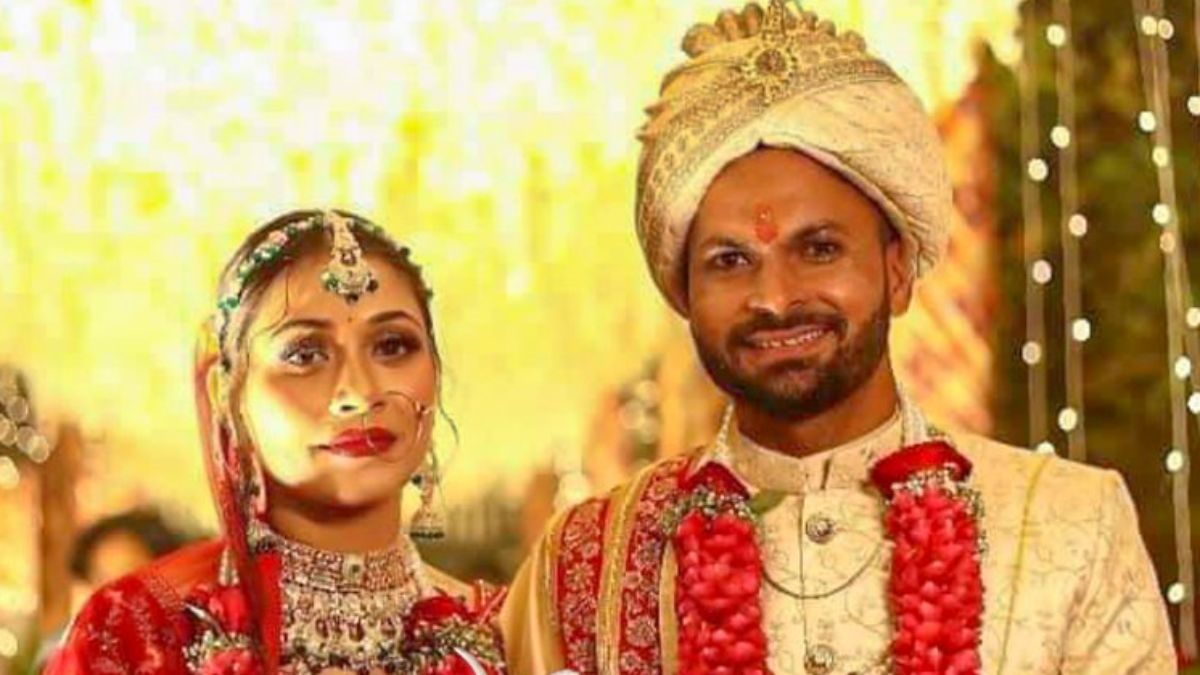 Mukesh Kumar Wedding : गेंदबाज मुकेश कुमार ने दिव्या सिंह के साथ गोरखपुर में लिए सात फेरे, तस्वीर में शेरवानी पहने नजर आए क्रिकेटर