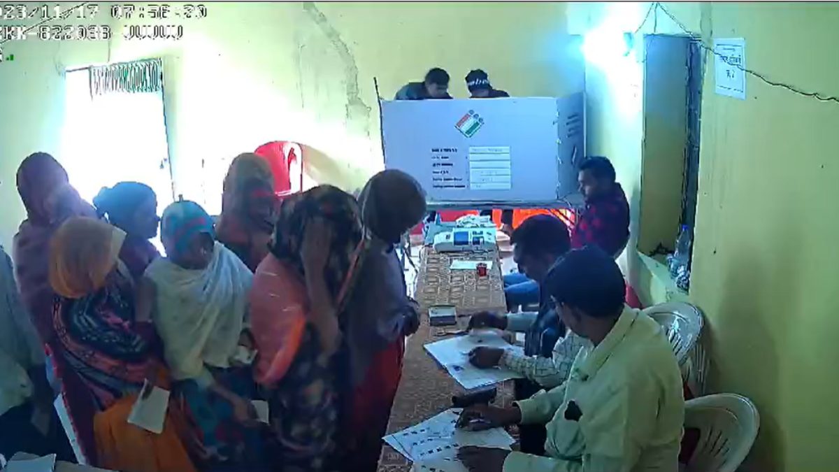 मतदान की गोपनीयता भंग होने का Video: 12 दिनों बाद सोशल मीडिया पर हुआ वायरल, बदमाशों ने कराई फर्जी वोटिंग