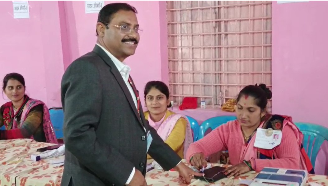 Madhya Pradesh Election Voting: उमरिया में कलेक्टर, एसपी, सीईओ ने अलग अलग बूथ में किया मतदान, संवेदनशील मतदान केंद्रों में बढ़ाई चौकसी