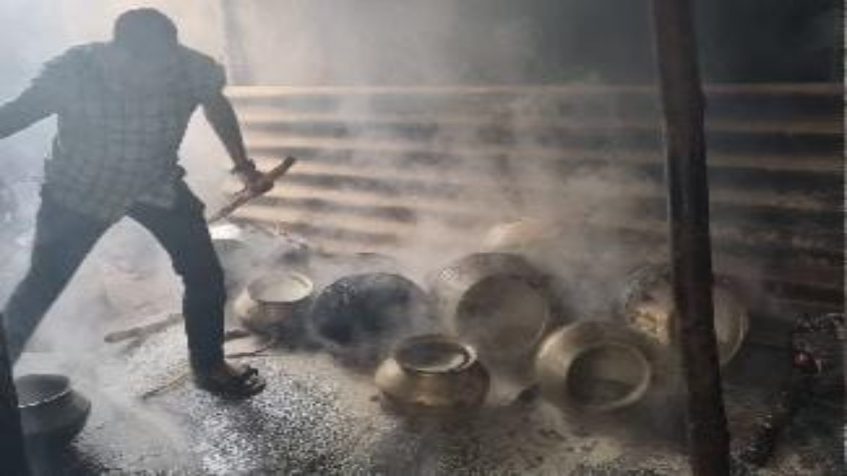 उत्पाद शुल्क विभाग ने भुवनेश्वर और कटक में अवैध शराब अड्डों पर की छापेमारी, 19 गिरफ्तार