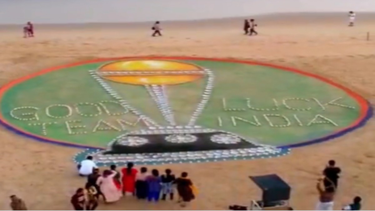 CWC 2023 FINAL : सुदर्शन पटनायक ने रेत पर उकेरी विश्व कप ट्रॉफी की कलाकृति, भारतीय टीम को दी शुभकामना