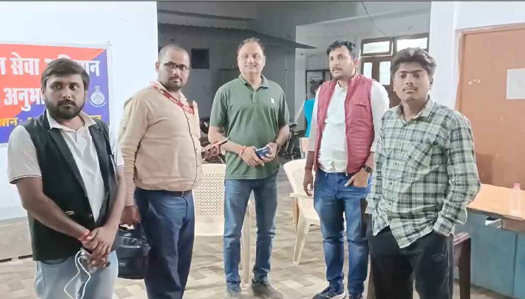 कांग्रेस प्रत्याशी के सचिव और दो पत्रकारों से मारपीटः बूथ कैप्चरिंग की शिकायत पर कवरेज के लिए पहुंचे थे, FIR