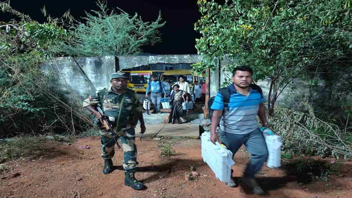 प्रत्याशियों का भविष्य EVM में कैद : कड़ी सुरक्षा के बीच जमा हुई मतपेटियां, धमतरी जिले में पड़े सबसे ज्यादा वोट, जानिए हॉट सीटों पर कैसी रही वोटिंग, पिछली बार कहां कैसा था मतदान…