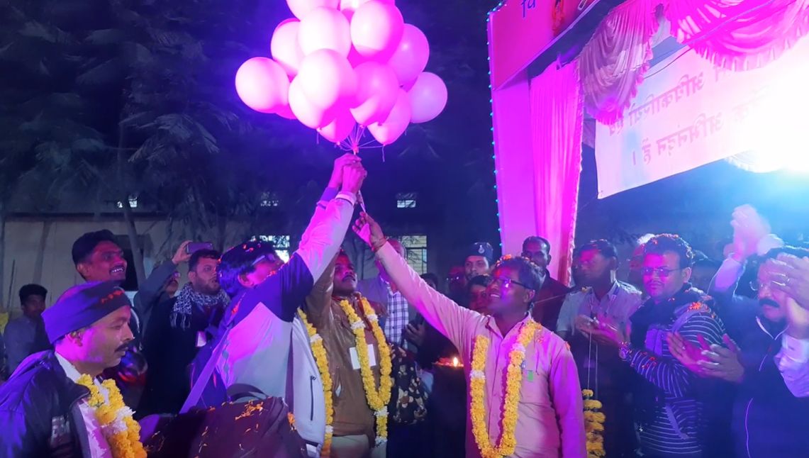 नवाचारः मतदान दलों की वापसी पर रंग बिरंगी आतिशबाजी और गुब्बारों से किया स्वागत, देखें Video