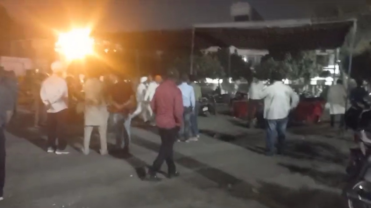 कांग्रेस नेता व पूर्व पार्षद की बीच सड़क जमकर पिटाईः गाड़ी से उतारकर बरसाए लात घूंसे