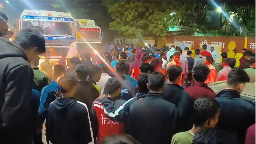 सड़क हादसे में मौत के बाद चक्काजामः देर रात ग्वालियर के LNIPE संस्थान के छात्र उतरे सड़क पर, पुलिस ने खुलवाया जाम