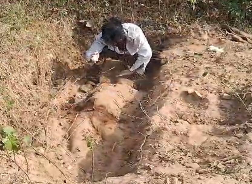 प्यार का खौफनाक अंतः प्रेमिका से मिलने पहुंचे युवक की परिजन ने कर दी हत्या, शव को पहाड़ी पर दफनाया