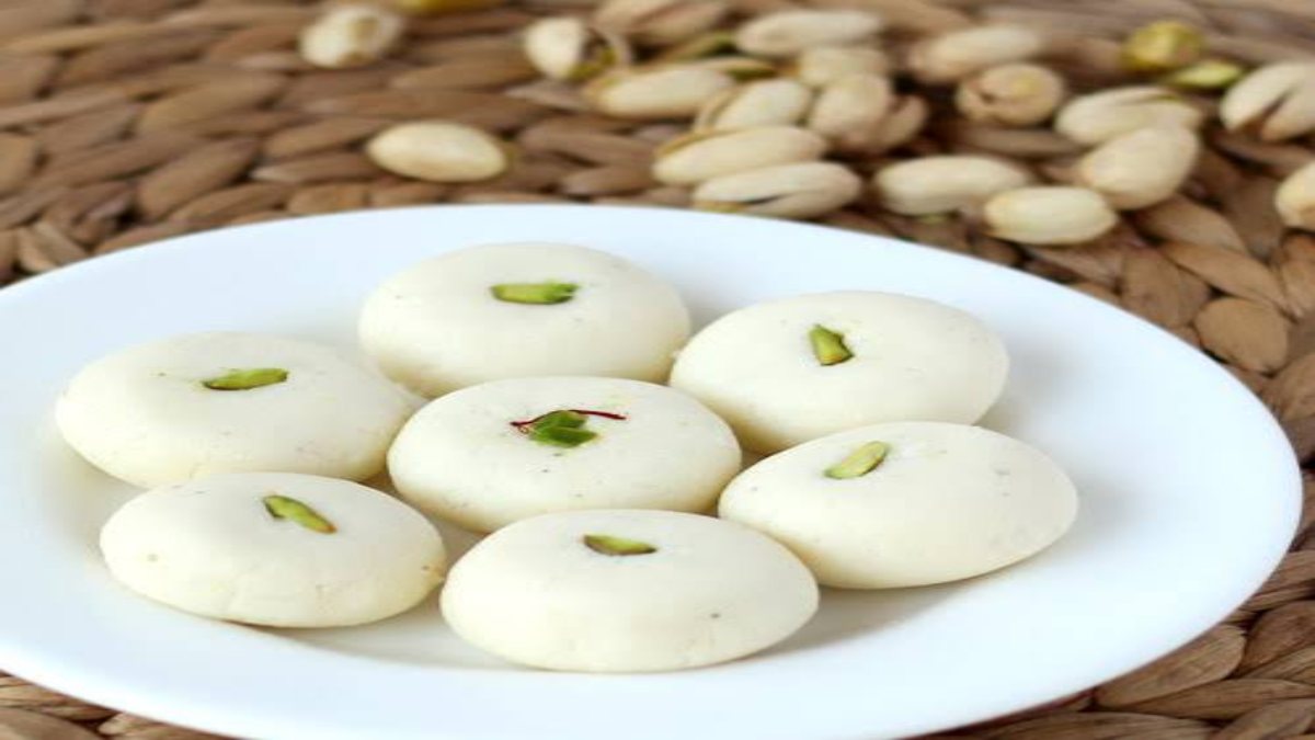 Diwali Recipe : इस बार दिवाली में Try करें बंगाल की फेमस मिठाई “संदेश”, यहां देखें रेसिपी …