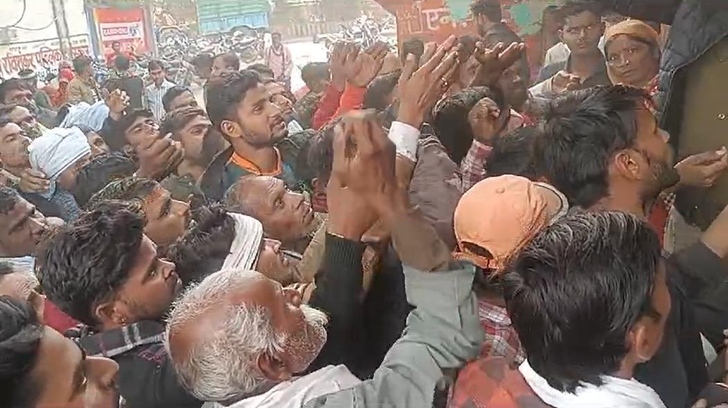 खाद के लिए मारामारी: किसानों ने मंडी गेट पर लगाया जाम, 3 दिन लाइन में लगने के बाद भी नहीं मिल रही खाद