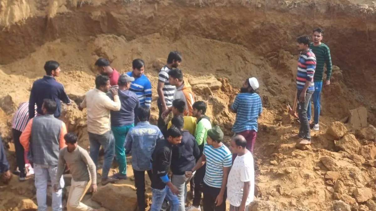बेसमेंट की खुदाई के दौरान बड़ा हादसा, मिट्‌टी गिरने से 3 मजदूरों की मौत, 4 लोगों ने भागकर बचाई अपनी जान