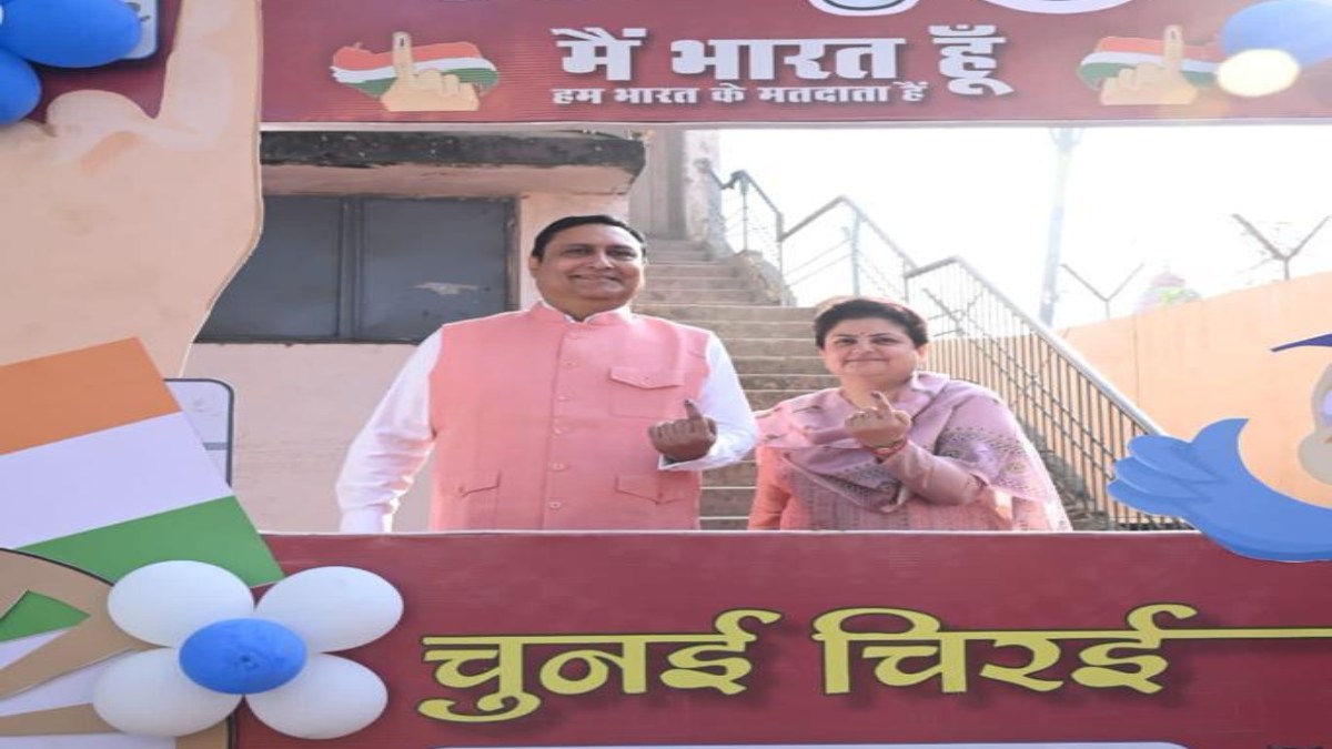 Chhattisgarh Elections Phase 2 Voting : संभागायुक्त डॉ अलंग ने पत्नी संग किया मतदान, लोगों से की वोट डालने की अपील