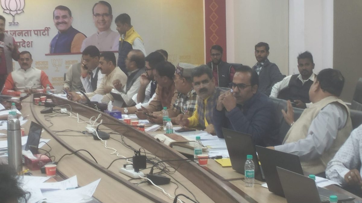 MP Election Voting 2023: : भाजपा के वार रूम पहुंचे प्रदेश अध्यक्ष वीडी शर्मा, संगठन के पदाधिकारियों से एक-एक सीट की ले रहे जानकारी