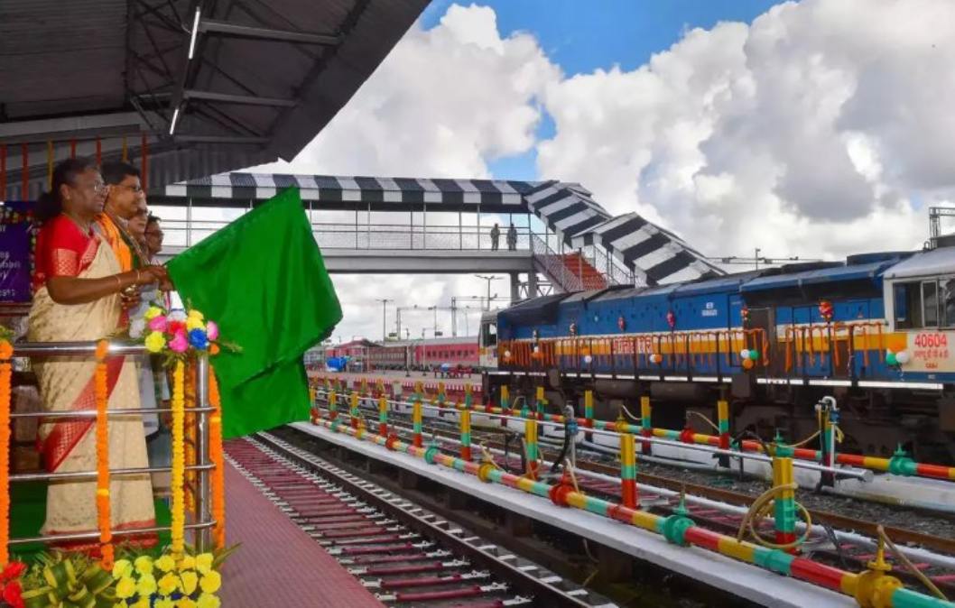 Odisha News: राष्ट्रपति ने ओडिशा में 3 नई मेमू को दिखाई हरी झंडी, बादामपहाड़ रेलवे स्टेशन के पुनर्विकास की रखेंगी आधारशिला…