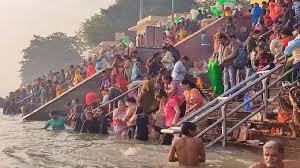 कार्तिक पूर्णिमा पर प्रयागराज में लाखों श्रद्धालुओं ने लगाई डुबकी, मंदिरों में लगी रही भक्तों की भीड़