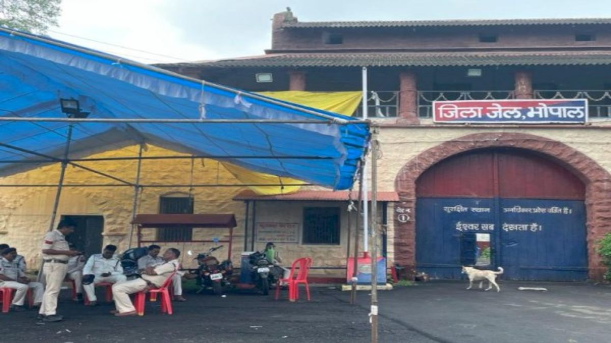 स्ट्रांग रूम में EVM की थ्री लेयर में सुरक्षाः एक एक उम्मीदवार की ओर से 6 एजेंट और CRPF के जवान तैनात