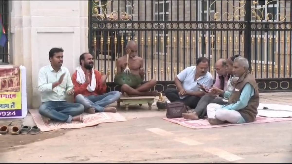 सिंधिया स्कूल के गेट के बाहर अनशन पर बैठे जैन मुनि, जानें क्यों दे दी स्कूल प्रबंधन को ये चेतावनी ?