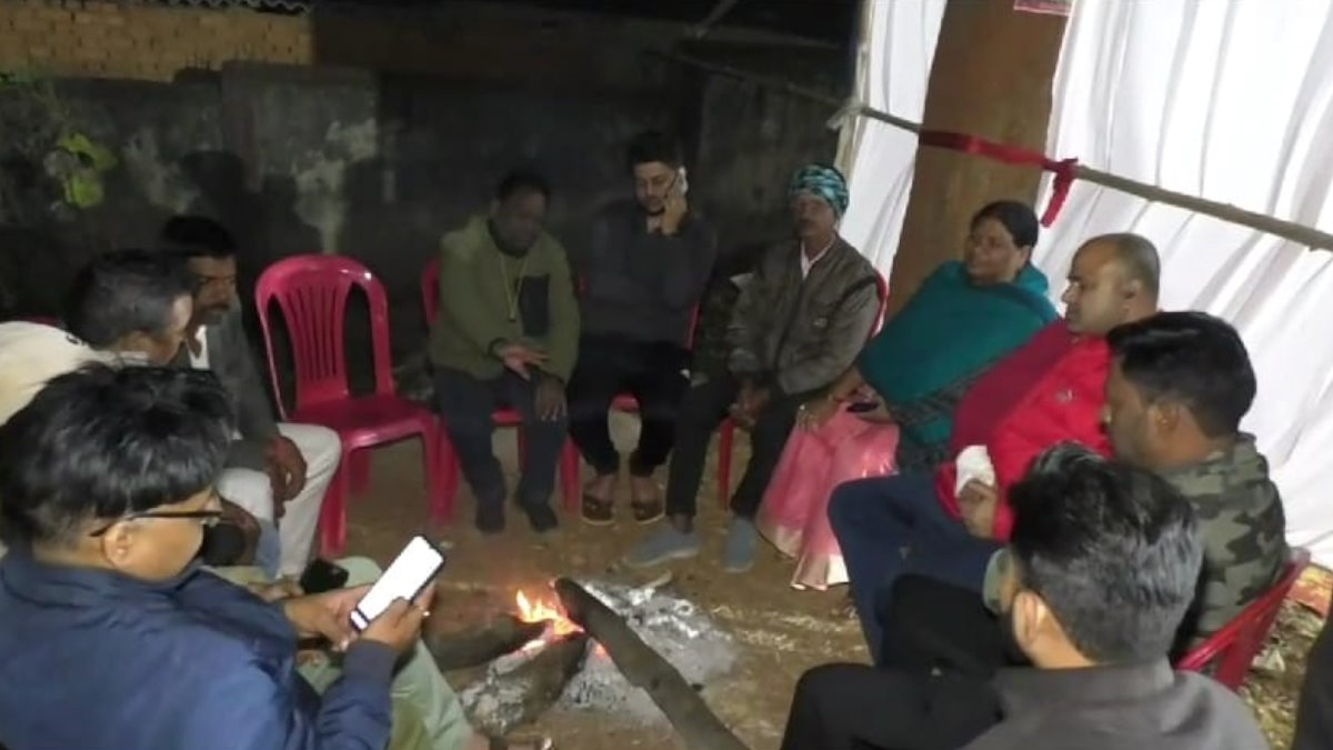 ऐसी दहशत! कड़ाके की ठंड के बीच रतजगा कर EVM की रखवाली कर रहे कांग्रेस-भाजपा के प्रत्याशी…