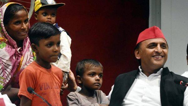 नोटबंदी की लाइन में पैदा हुए खजांची का अखिलेश यादव ने मनाया जन्मदिन, बोले- धोखा थी नोटबंदी