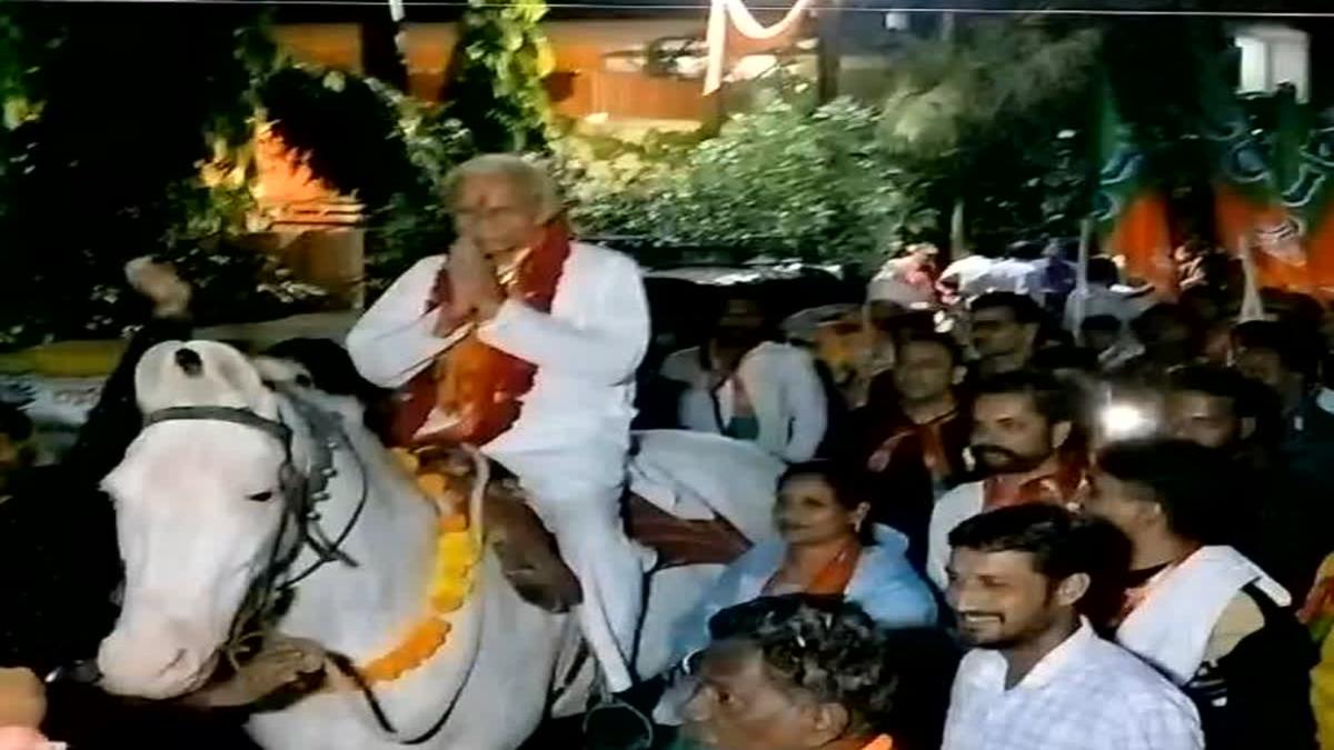 Assembly Election 2023: BJP प्रत्याशी का अनोखा चुनाव प्रचार, घोड़े पर सवार होकर मतदाताओं से मांगने पहुंचे वोट, देखें VIDEO