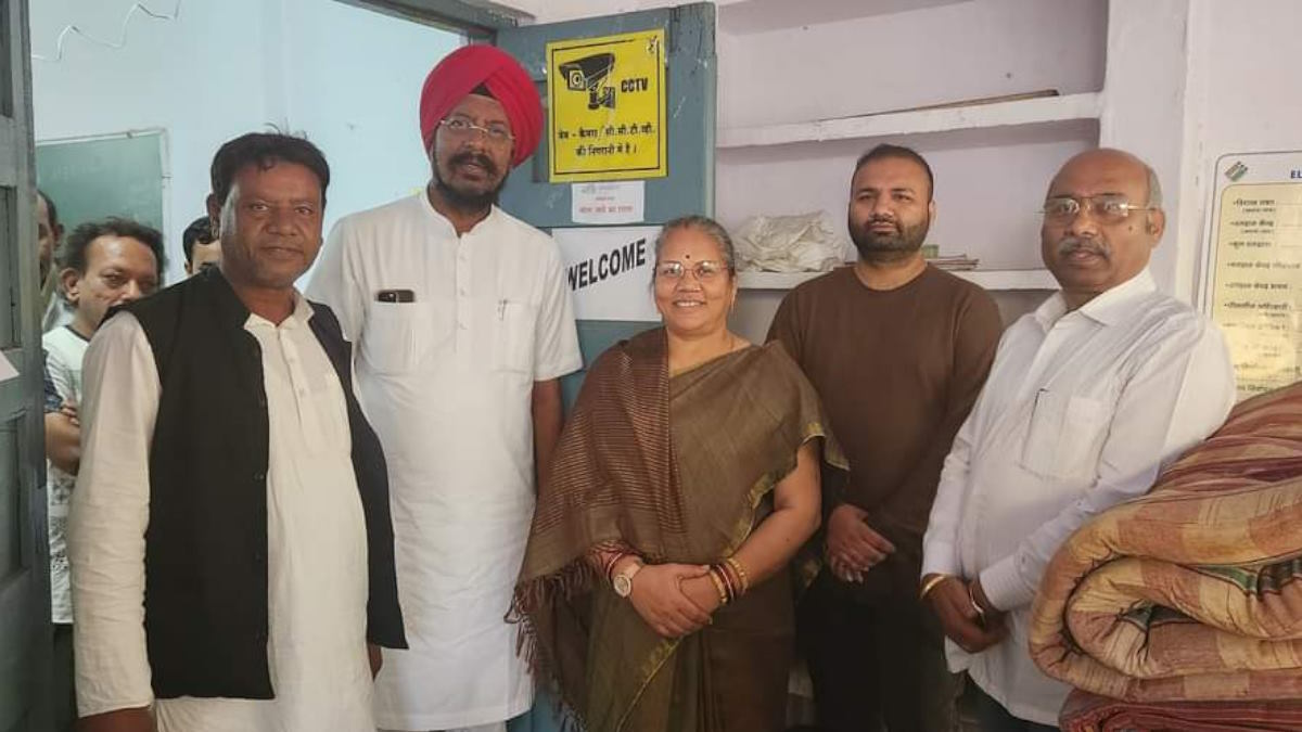 मतदान करने ऑस्ट्रेलिया से पहुंचे विक्रम, सबसे पहले डाला वोट