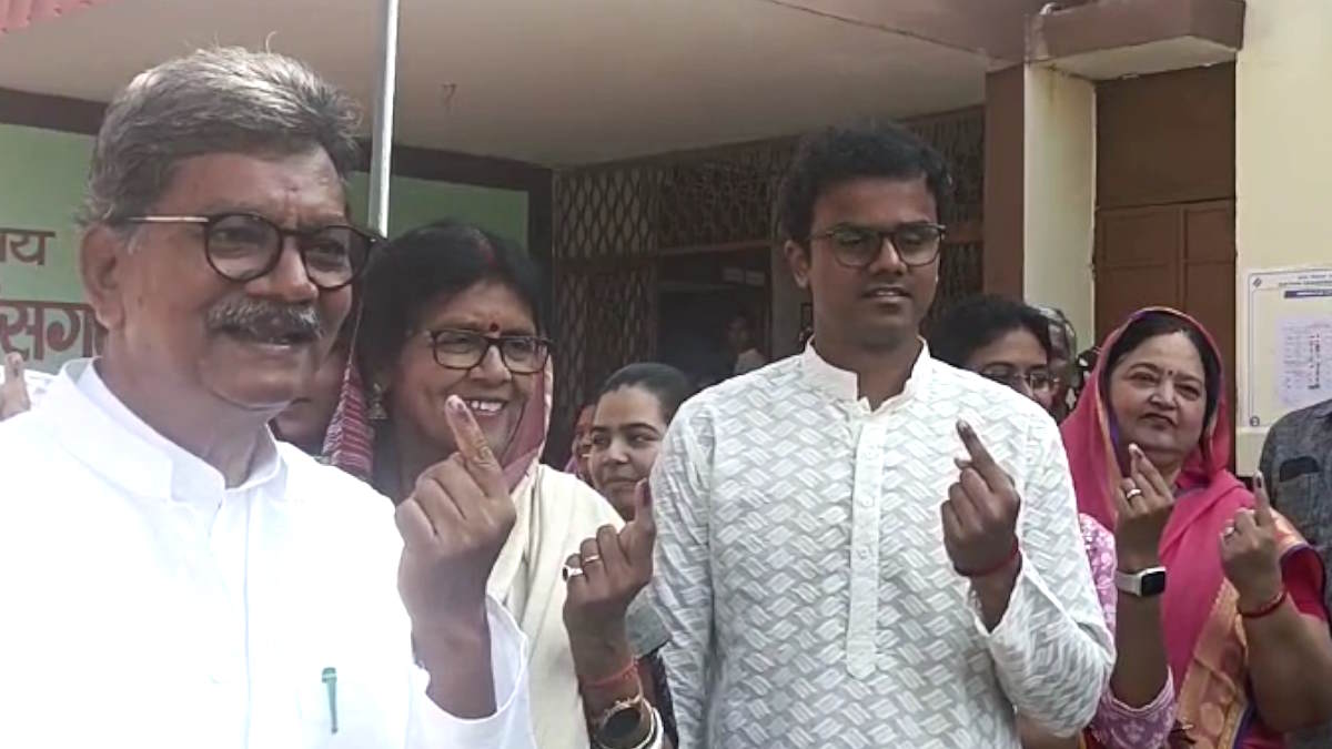 चरणदास महंत ने सपत्नीक किया मतदान, बिलासपुर संभाग में पहले से ज्यादा सीटों पर जीत हासिल करने का किया दावा…