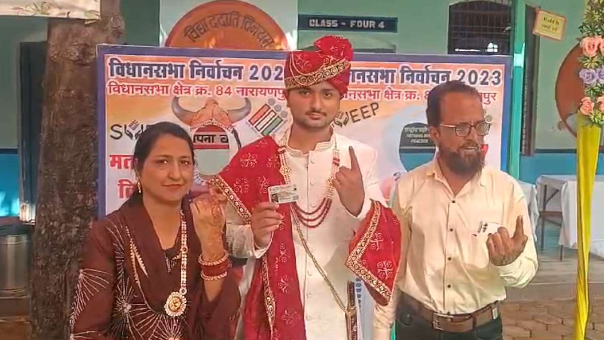 शादी के जोड़े में मतदान करने पहुंचा दूल्हा, कहा- पहले मतदान, फिर दूसरा काम…