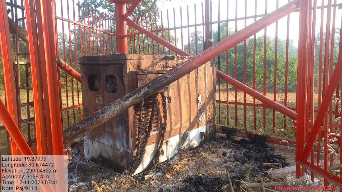 नक्सलियों ने फिर दिखाया विकास विरोधी चेहरा, गांव में लगे मोबाइल टॉवर को लगाई आग…