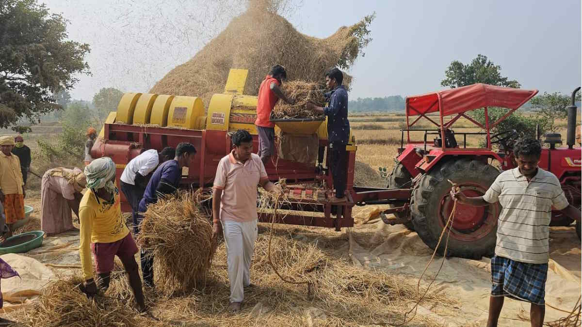 ‘अभी कर रहे मिंजाई, नई सरकार बनने के बाद नए दाम पर बेचेंगे’, धान की मिंजाई में जुटे मंत्री मोहन मरकाम ने दिया बड़ा संदेश…