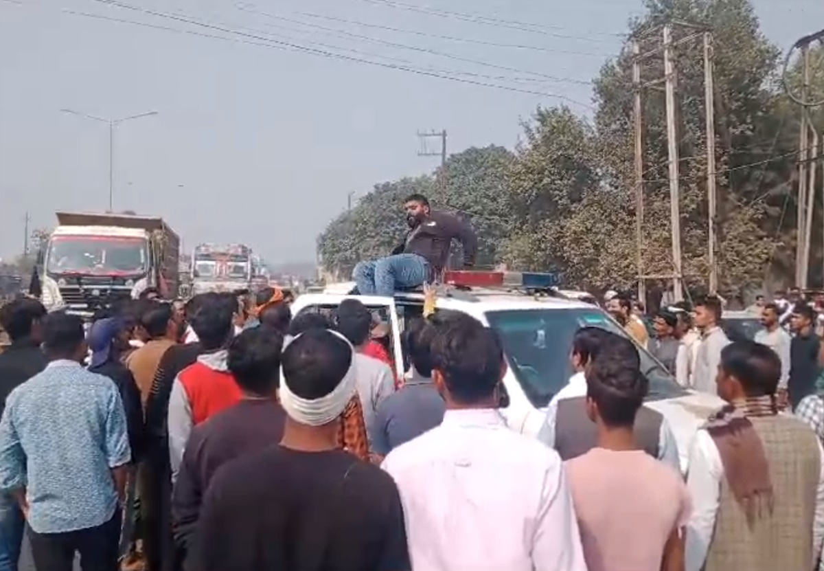 सड़क पर रिवॉल्वर लेकर घूमता दिखा युवक: पकड़ने के दौरान पुलिस के साथ हुई झूमाझटकी, देखें हाईवोल्टेज ड्रामा का ये वायरल वीडियो