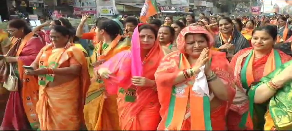MP में चुनाव प्रचार का अंतिम दौर: प्रत्याशियों के परिवार ने संभाली कमान, अस्पताल में भर्ती तोमर की पत्नी ने किया जनसंपर्क