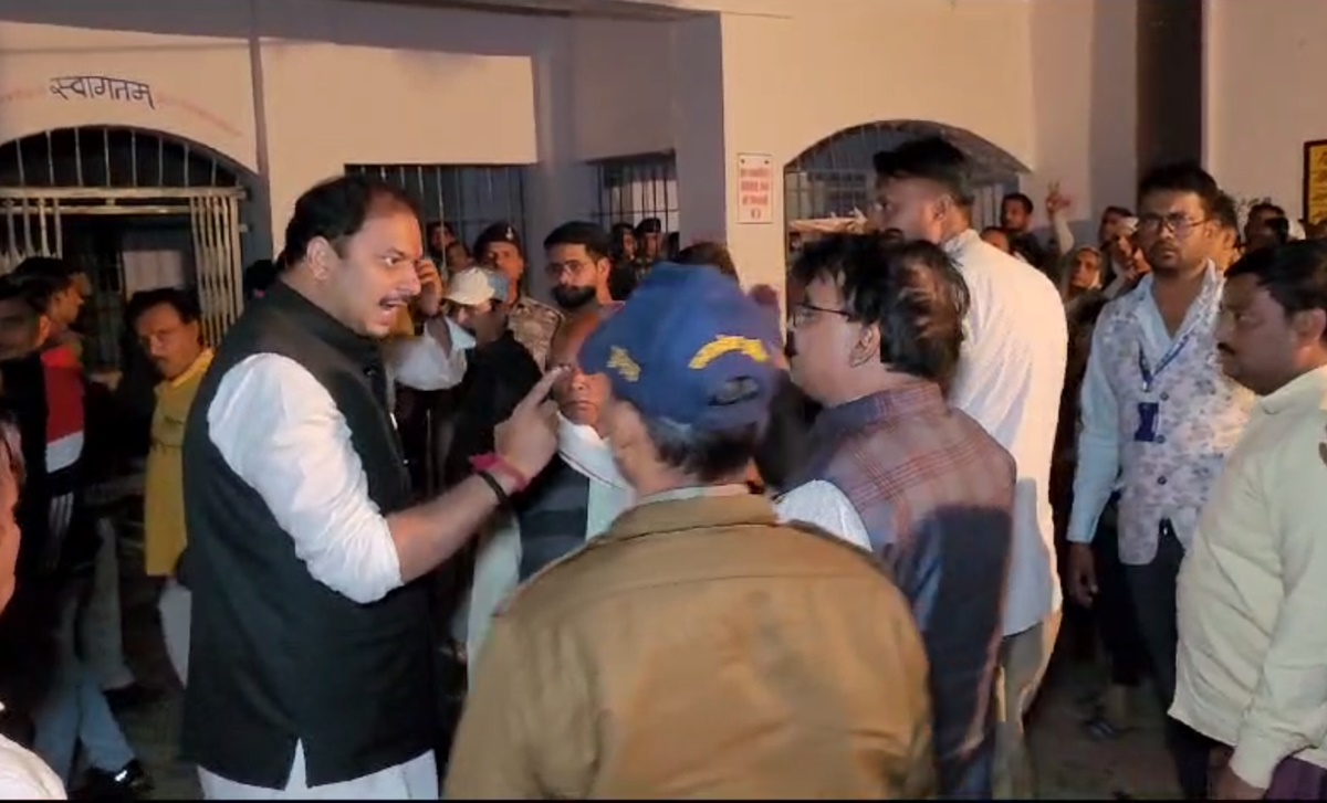 वोटिंग के बीच कलेक्टर और विधायक में तीखी बहस: लंबी लाइन देख प्रत्याशी का चढ़ा पारा, अधिकारी पर लगाया BJP के लिए काम करने का आरोप