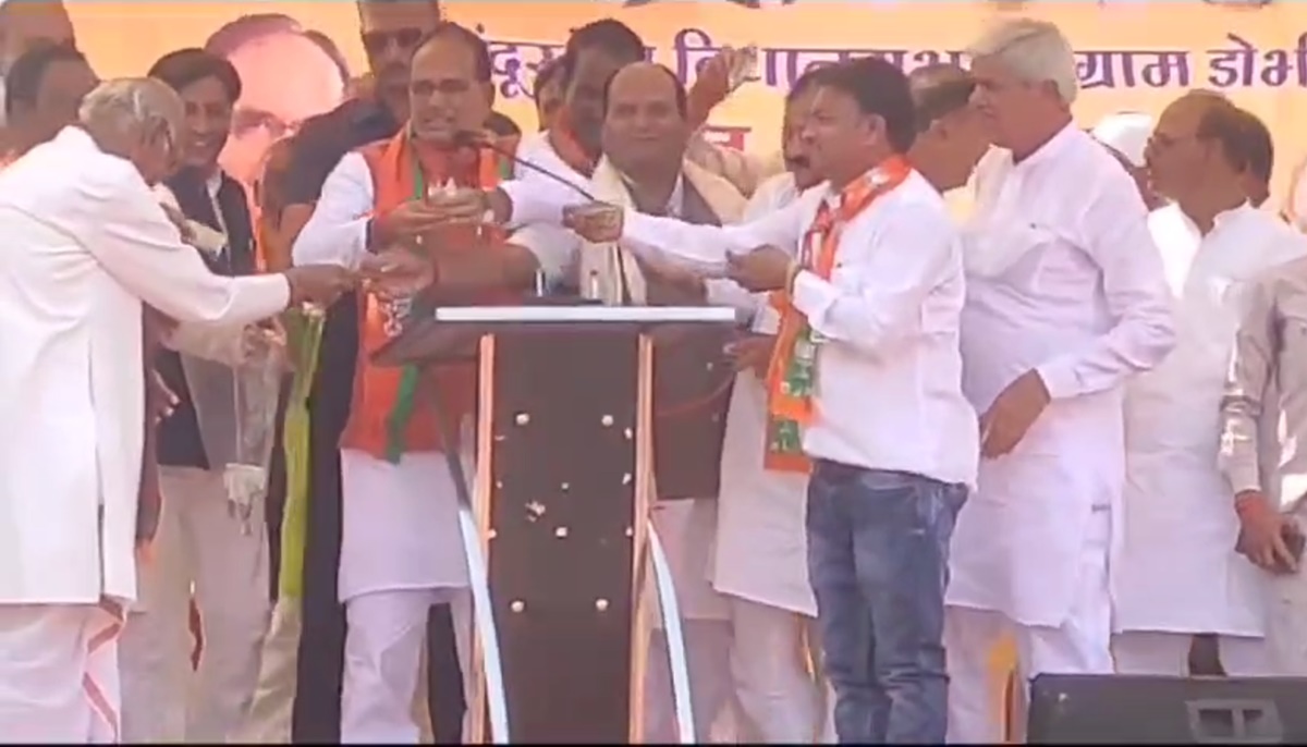 CM शिवराज ने वोट के साथ नोट देने की अपील की: कहा- आपका प्रत्याशी है गरीब किसान का बेटा, जनता ने भर दी झोली