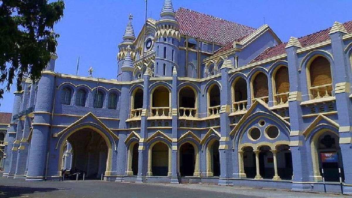 MP: हाईकोर्ट ने राज्य सरकार को जारी किया नोटिस, पूछा- पर्याप्त स्कूल होने के बावजूद क्यों खोला जा रहा सीएम राइस स्कूल