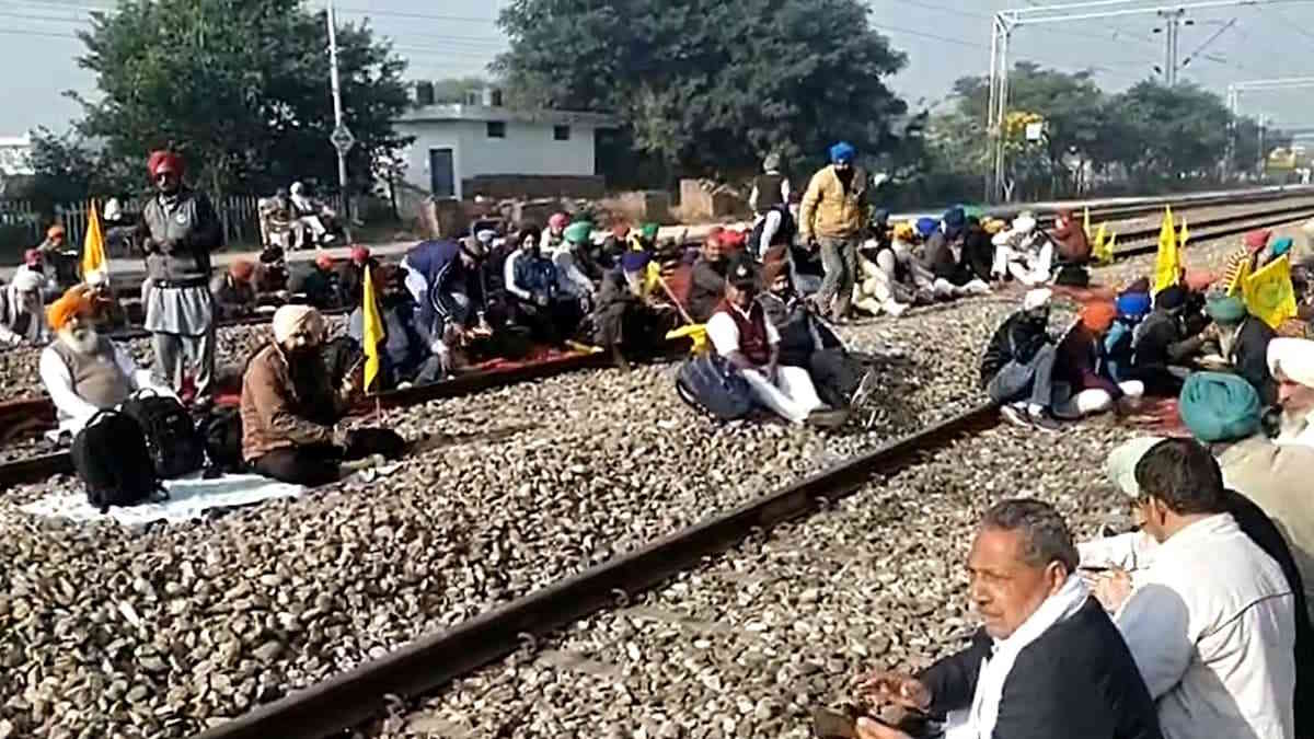 ‘वन रैंक वन पेंशन’ की मांग को लेकर रेलवे ट्रैक पर बैठे पूर्व सैनिक, पैसेंजर के साथ गुड्स ट्रेन को करना पड़ा डायवर्ट…