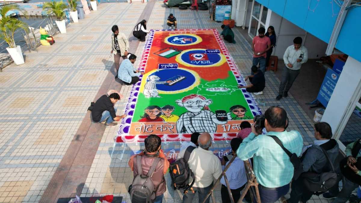 MP Assembly Election 2023: वोटिंग प्रतिशत बढ़ाने की पहल; 4 घंटे में बनाई गई 400 वर्ग फीट की रंगोली, दिया मतदान का संदेश