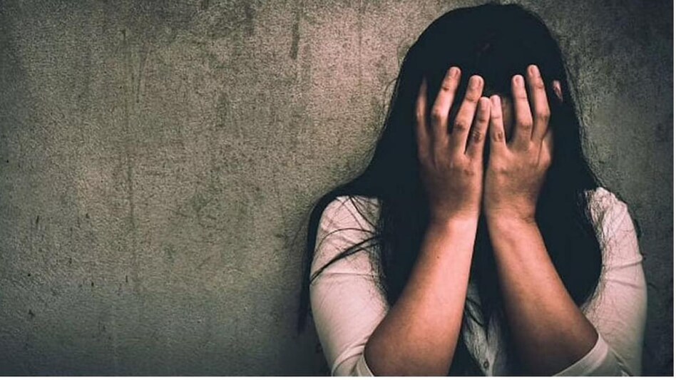 खुद की शादी का कार्ड देने आए युवक ने बंदूक की नोक पर विवाहिता के साथ किया दुष्कर्म