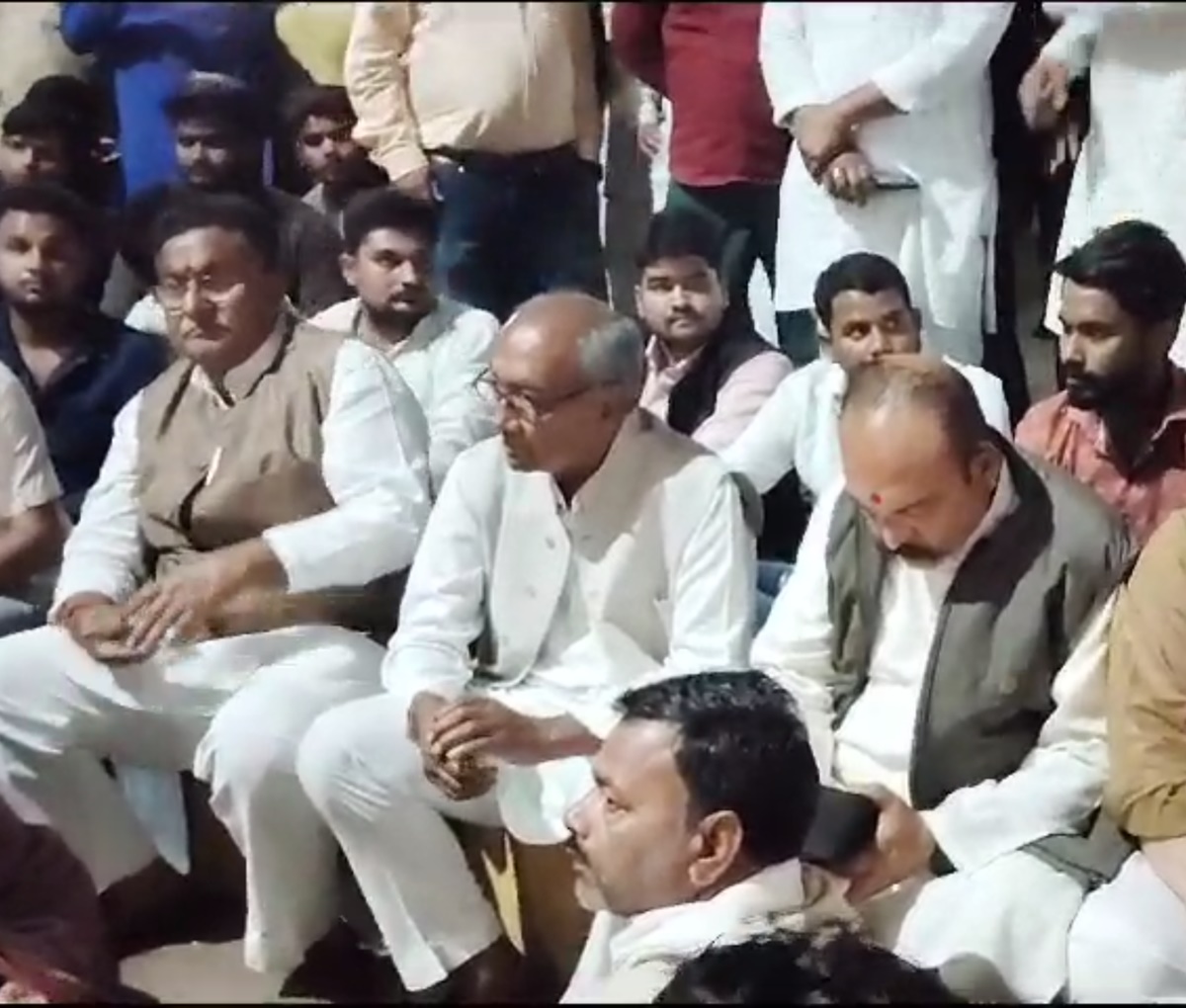 सलमान खान के हत्यारों की गिरफ्तारी की मांग, थाने के बाहर शव रखकर धरने पर बैठे दिग्विजय सिंह  