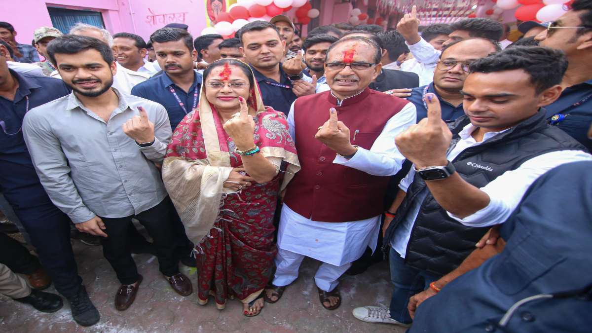 Madhya Pradesh Election Voting: CM शिवराज ने परिवार के साथ डाला वोट, बोले- ‘पहले मतदान-फिर जलपान’